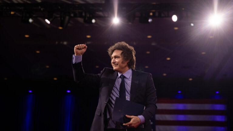 Trump to Meet With Argentina’s Leader as U.S. Moves Ahead With Bailout